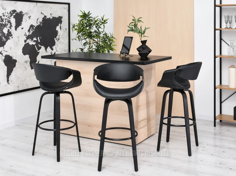 Drei schwarze Barhocker an einem Bartisch in moderner Einrichtung.