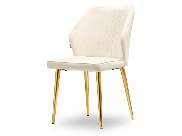 Luxuriöser weißer Samtstuhl mit eleganten goldenen Metallbeinen für ein modernes Esszimmer.