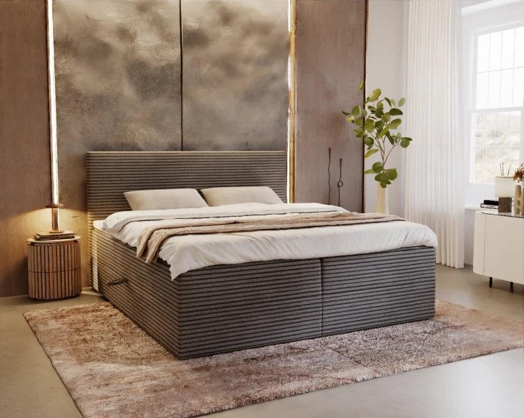 Graues Boxspringbett mit Streifenmuster in stilvollem Ambiente.