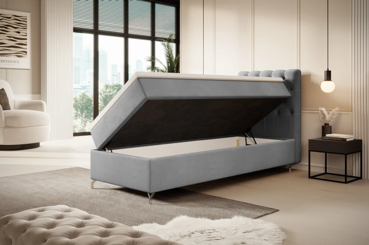 Boxspringbett mit Stauraumfunktion, seitlich geöffnet im Schlafzimmer.