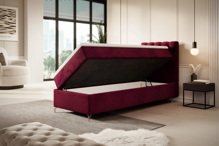 Bordeauxrotes Boxspringbett mit offenem Stauraum im Zimmer