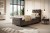 Stilvolles dunkelbraunes Boxspringbett in modern eingerichtetem Raum