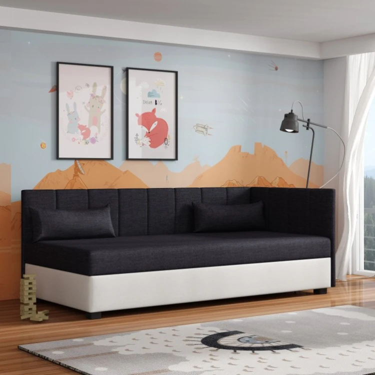 Gemütliches Kinderzimmer-Sofa in Anthrazit und Weiß mit passenden Kissen und Wanddeko.