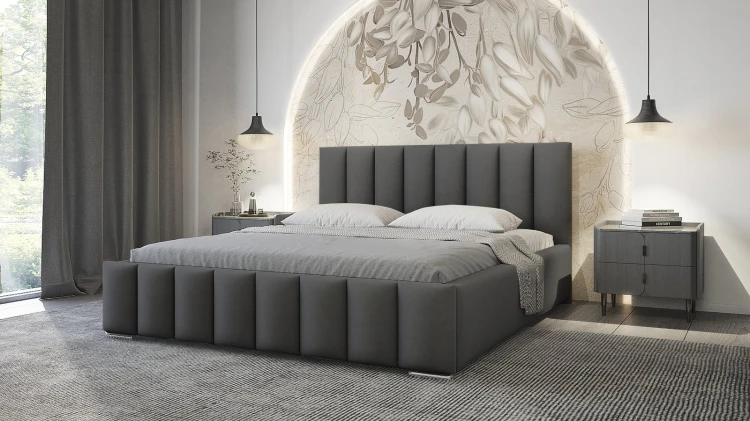Komfortables Doppelbett mit grauem Stoffbezug und moderner Beleuchtung.