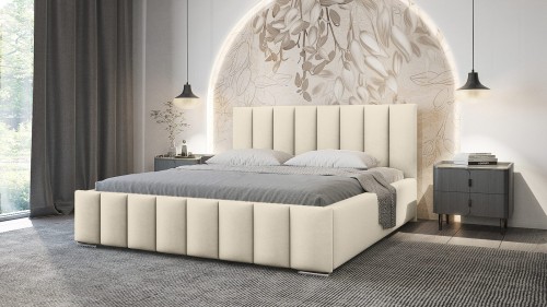 Beiges Polsterbett mit hohem Kopfteil und grauer Bettwäsche vor Design-Wand.