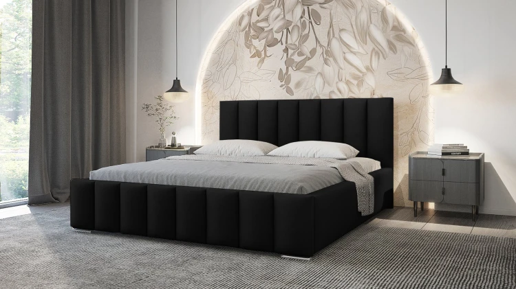 Schwarzes Polsterbett mit vertikalen Paneelen und grauer Decke im modernen Zimmer.